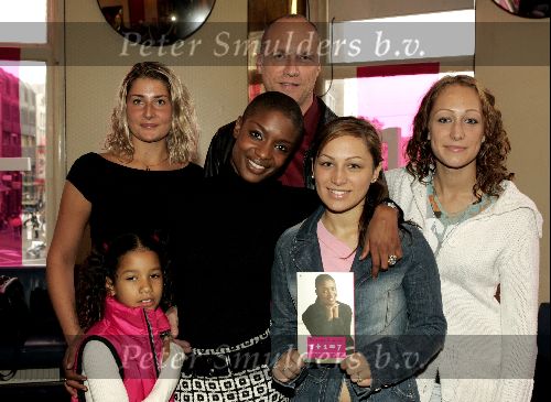 Amsterdam 21 september 2004
Presentatie boek Sylvana Simons.
Sylvana Simons met man en kinderen