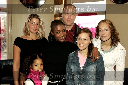 Amsterdam 21 september 2004
Presentatie boek Sylvana Simons.
Sylvana Simons met man en kinderen