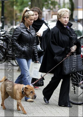 Amsterdam  26 september 2004
Tatjana met haar moeder en hond op cornelis schuytstraat