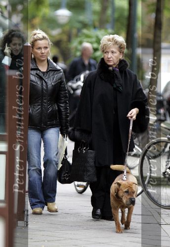 Amsterdam  26 september 2004
Tatjana met haar moeder en hond op cornelis schuytstraat