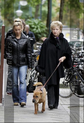 Amsterdam  26 september 2004
Tatjana met haar moeder en hond op cornelis schuytstraat