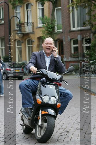Amsterdam 17 september 2004
Toine Kwakman op scooter op de Cornelis Schuytstraat