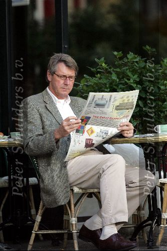 Amsterdam 17 september 2004
Ursul de Geer leest krantje bij joffers op de cornelis schuytstraat 10.35 uur