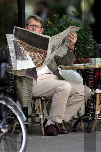 Amsterdam 17 september 2004
Ursul de Geer leest krantje bij joffers op de cornelis schuytstraat 10.35 uur