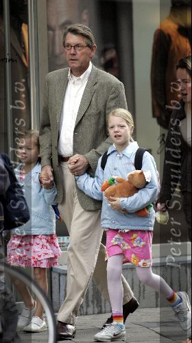 Amsterdam 17 september 2004
Ursul de Geer brengt dochters naar school op PC Hooftstraat om 8.25 uur.