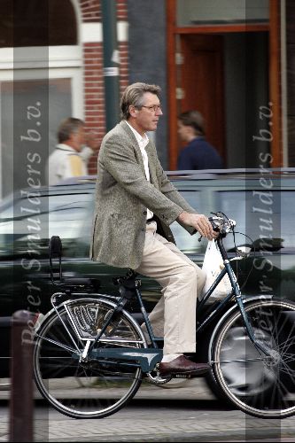 Amsterdam 17 september 2004
Ursul de Geerop fiets  op de cornelis schuytstraat. 10.19 uur
