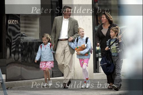 Amsterdam 17 september 2004
Ursul de Geer brengt dochters naar school op PC Hooftstraat om 8.25 uur.