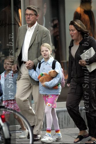 Amsterdam 17 september 2004
Ursul de Geer brengt dochters naar school op PC Hooftstraat om 8.25 uur.