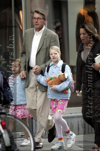 Amsterdam 17 september 2004
Ursul de Geer brengt dochters naar school op PC Hooftstraat om 8.25 uur.