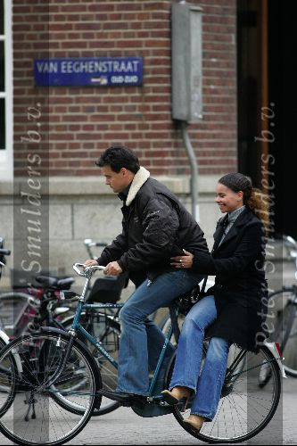 Amsterdam 18 september 2004
Wilfred Genee met vriendin op de fiets