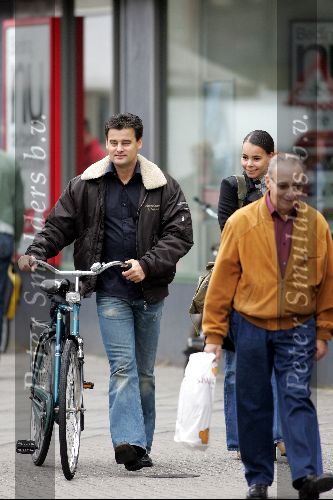 Amsterdam 18 september 2004
Wilfred Genee met vriendin op de fiets