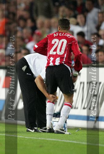 Eindhoven, 24 September 2005 Kompetitiewedstrijd seizoen 2005/2006
PSV-RBC, eindstand 2-0
PSV-verzorger Mart v d Heuvel behandelt Ibrahim Afellay
@ Foto Bart Bel
