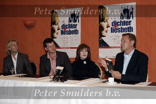 Eemnes 12 septmber 2005
Antonie Kamerling met Beau v Erven Dorens Albert Verlinde en Liesbeth List bij presentatie nieuwe theater show.