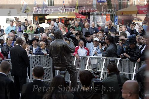 Amsterdam 23 september 2005
Onthulling beeld van Andre Hazes op zijn eerste sterfdag.
Andre Hazes beeld met fans