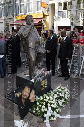 Amsterdam 23 september 2005
Onthulling beeld van Andre Hazes op zijn eerste sterfdag.
Beeld met bloemen