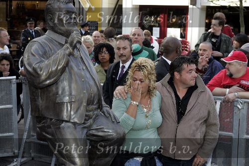 Amsterdam 23 september 2005
Onthulling beeld van Andre Hazes op zijn eerste sterfdag.
Fans bij beeld met bloemen