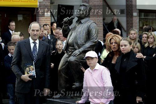 Amsterdam 23 september 2005
Onthulling beeld van Andre Hazes op zijn eerste sterfdag.
Rachel Hazes en Job Cohen en Roxanne Hazes en Andre Hazes jr