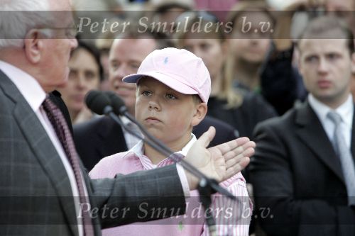 Amsterdam 23 september 2005
Onthulling beeld van Andre Hazes op zijn eerste sterfdag.
Andre  Hazes  jr en Johnny Kraaykamp sr