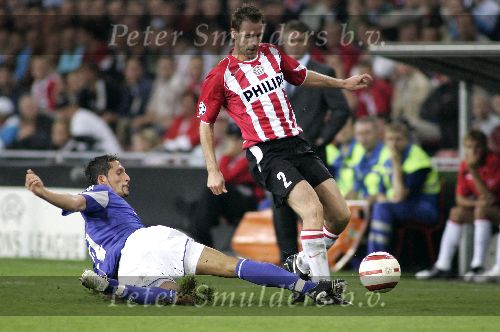 Eindhoven, 13 September 2005
Eerste wedstrijd Champions League Seizoen 2005/2006
Eindstand 1-0 Andre Ooijer ontwijkt tackle van Marcelo Jose Bordon

© Foto Bart Bel