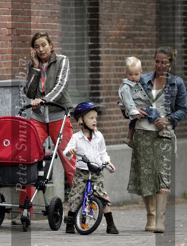 Amsterdam 24 september 2005
Prins Bernhard jr   met Prins Maurits prinses Annette en Prinses Marilene met kinderen wandelen