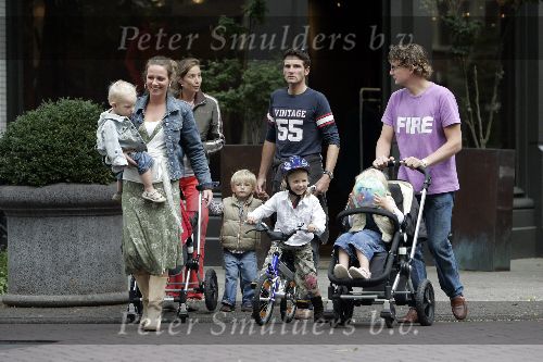 Amsterdam 24 september 2005
Prins Bernhard jr   met Prins Maurits prinses Annette en Prinses Marilene met kinderen wandelen