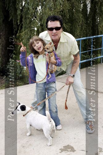 Amsterdam 24 september 2005
Demonstratieloop voor honden los in het vondelpark.
Barry Hay met dochter en honden