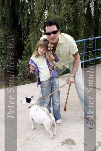 Amsterdam 24 september 2005
Demonstratieloop voor honden los in het vondelpark.
Barry Hay met dochter en honden