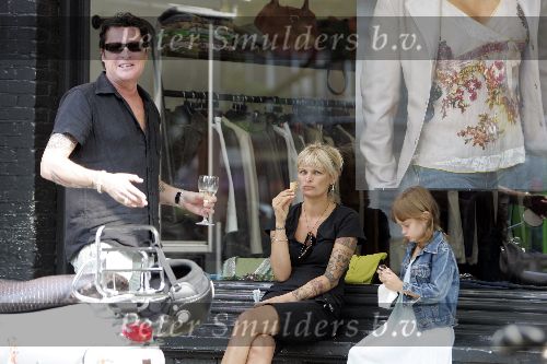 Amsterdam 6 september 2005
Barry hay met vrouw en dochter op cornelis schuytstraat