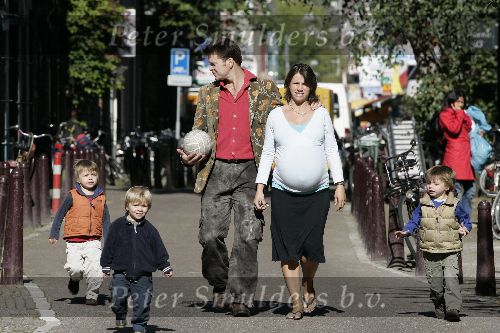 Amsterdam 17 september 2005
Beau v Erven Dorens met zijn vrouw Selly en hun kinderen Bram Thijn en Bobby