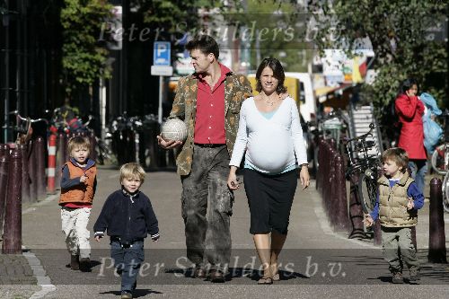 Amsterdam 17 september 2005
Beau v Erven Dorens met zijn vrouw Selly en hun kinderen Bram Thijn en Bobby