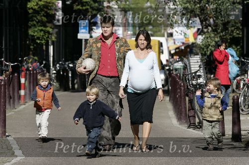 Amsterdam 17 september 2005
Beau v Erven Dorens met zijn vrouw Selly en hun kinderen Bram Thijn en Bobby