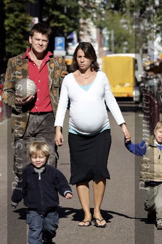 Amsterdam 17 september 2005
Beau v Erven Dorens met zijn vrouw Selly en hun kinderen Bram Thijn en Bobby
