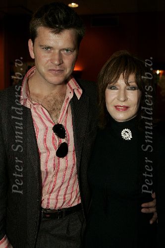 Eemnes 12 septmber 2005
Antonie Kamerling met Beau v Erven Dorens Albert Verlinde en Liesbeth List bij presentatie nieuwe theater show.