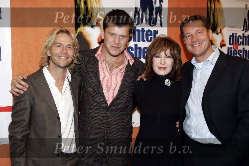 Eemnes 12 septmber 2005
Antonie Kamerling met Beau v Erven Dorens Albert Verlinde en Liesbeth List bij presentatie nieuwe theater show.