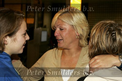 Amsterdam 27 september 2005
Caroline Tensen komt terug van de beklimming van de kilimanjaro. Op schiphol staan haar kinderen Lotte en Bob