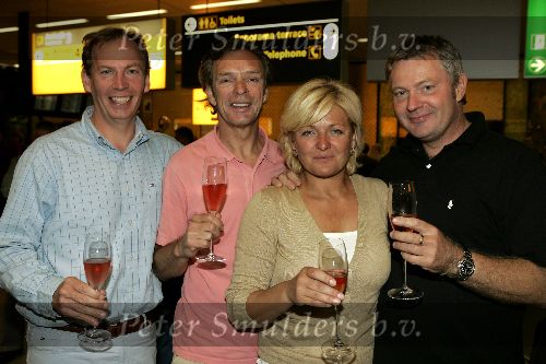 Amsterdam 27 september 2005
Caroline Tensen komt terug van de beklimming van de kilimanjaro. Op schiphol met medebeklimmers met champagne