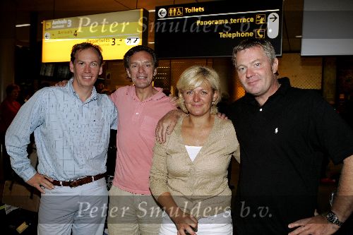 Amsterdam 27 september 2005
Caroline Tensen komt terug van de beklimming van de kilimanjaro. Op schiphol met medebeklimmers