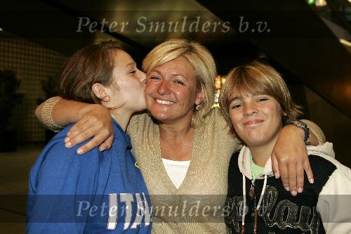 Amsterdam 27 september 2005
Caroline Tensen komt terug van de beklimming van de kilimanjaro. Op schiphol staan haar kinderen Lotte en Bob