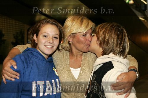 Amsterdam 27 september 2005
Caroline Tensen komt terug van de beklimming van de kilimanjaro. Op schiphol staan haar kinderen Lotte en Bob