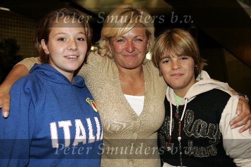 Amsterdam 27 september 2005
Caroline Tensen komt terug van de beklimming van de kilimanjaro. Op schiphol staan haar kinderen Lotte en Bob