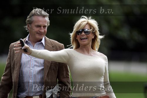 Amsterdam 17 september 2005
Hans Breukhoven en Connie Breukhoven verliefd in het vondelpark