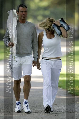 Amsterdam 23 september 2005
Connie Breukhoven hardlopen in vondelpark met PA Edwin. Connie verbergt zichzelf achter tijdschriften