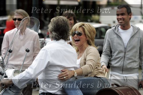 Amsterdam 24 september 2005
Hans Breukhoven en Connie Breukhoven op vespa scooter op cornelis schuytstraat