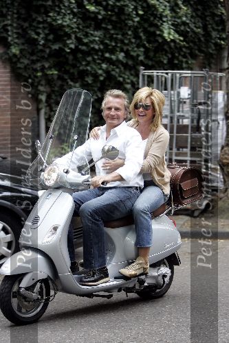 Amsterdam 24 september 2005
Hans Breukhoven en Connie Breukhoven op vespa scooter op cornelis schuytstraat