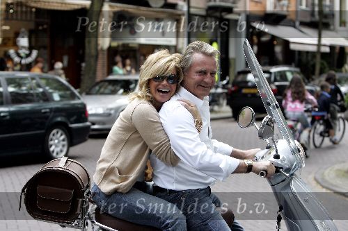 Amsterdam 24 september 2005
Hans Breukhoven en Connie Breukhoven op vespa scooter op cornelis schuytstraat