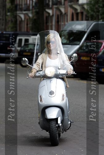 Amsterdam 24 september 2005
Connie Breukhoven op vespa scooter op cornelis schuytstraat