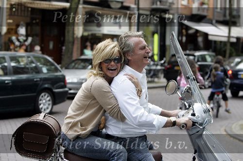 Amsterdam 24 september 2005
Hans Breukhoven en Connie Breukhoven op vespa scooter op cornelis schuytstraat