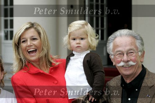 Den Haag 27 september 2005
Prinses Maxima en Amalia bestellen de eerste kinderpostzegels op paleis noordeinde. Dick Bruna