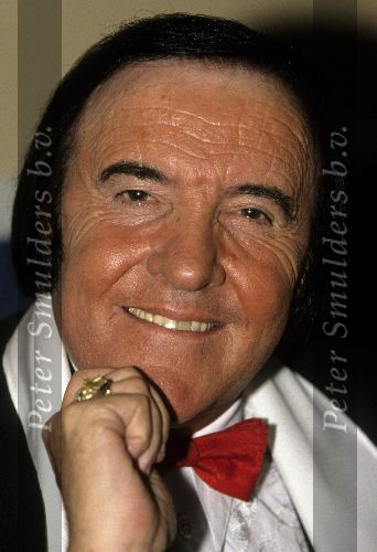 De belgische zanger-entertainer-marktkoopman EDDY WALLY
met zijn boek \