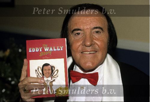 De belgische zanger-entertainer-marktkoopman EDDY WALLY
met zijn boek \